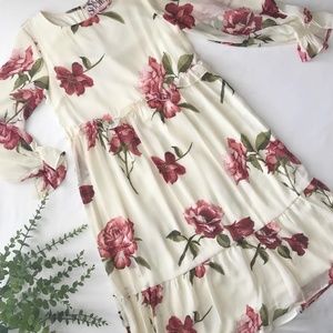 🚨 SOLD 🚨 Georgeous Cream Floral Dress